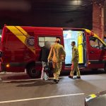 Foto mostra operador de telemarketing entrando em ambulância do Corpo de Bombeiros depois de ser espancado por grupo de 10 pessoas no Centro de Curitiba
