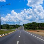 Foto ilustrativa mostra rodovia sem movimentação, apenas com a vegetação verde às margens e o céu azul com nuvens. A imagem faz alusão ao caso do pai suspeito de abandonar filho de 11 anos em rodovia