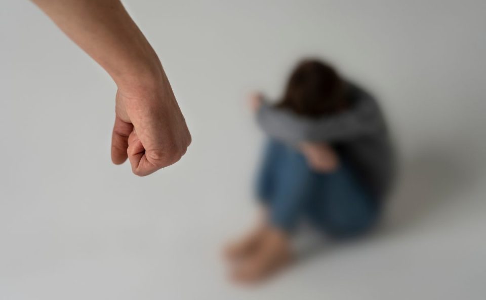 Imagem ilustrativa não explícita de violência contra criança, representando o caso do pai que espancou a filha até a morte após descobrir conversas dela com um garoto.