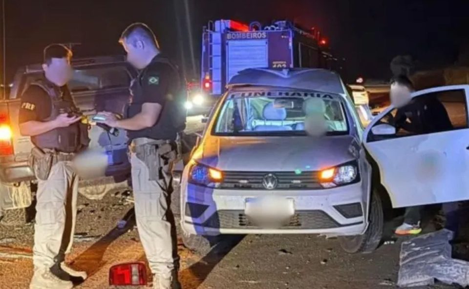 Veículo de funerária aparece completamente destruído após acidente na BR-070, em Várzea Grande, que matou um homem de 62 anos.