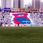 Torcida do Paraná Clube exibe bandeirão e lota arquibancada em jogo da Segundona Paranaense.