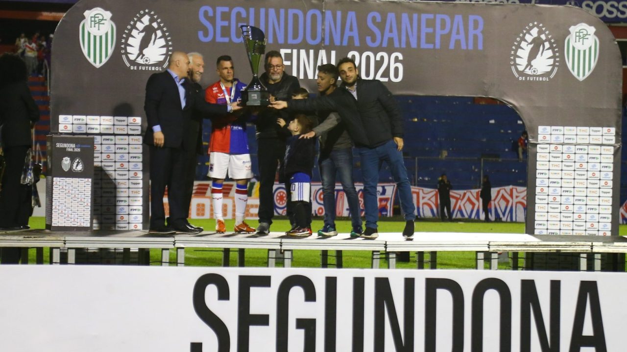 Eltinho, do Paraná Clube, recebe o troféu de vice-campeão da Segundona.