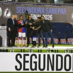 Eltinho, do Paraná Clube, recebe o troféu de vice-campeão da Segundona.