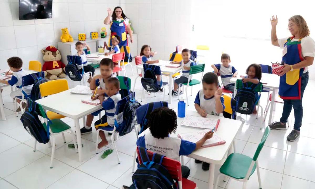 crianças em sala de aula. Imagem ilustrativa para matéria: Uma em cada dez crianças de 4 a 5 anos não vai à escola no Paraná