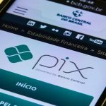 Pix possui limites de valor e horário que podem impedir algumas transferências. A imagem mostra um celular com o aplicativo do pix no Banco Central aberto.