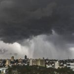 Foto mostra chuva em Curitiba após previsão do tempo