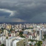 foto ilustrativa para a previsão do tempo em Curitiba nesta quarta-feira. foto mostra curitiba de cima. o céu está fechado e parece que vai chover. a cidade tem muitos prédios e árvores.