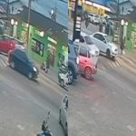 Imagem registrada por câmera de segurança mostra professora atravessando na faixa de pedestre e sendo atropelada por carro preto. Ela morreu um dia depois no hospital. Movimento era intenso na via.