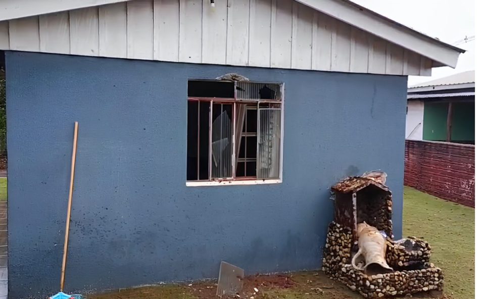 raio-em-cascavel-casa-destruida..jpg