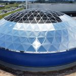 Reservatório de água tratada da Sanepar em fase final de construção no bairro Tatuquara, em Curitiba, com cobertura geodésica metálica e capacidade para armazenar 10 milhões de litros.