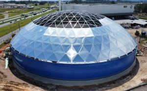 Reservatório de água tratada da Sanepar em fase final de construção no bairro Tatuquara, em Curitiba, com cobertura geodésica metálica e capacidade para armazenar 10 milhões de litros.