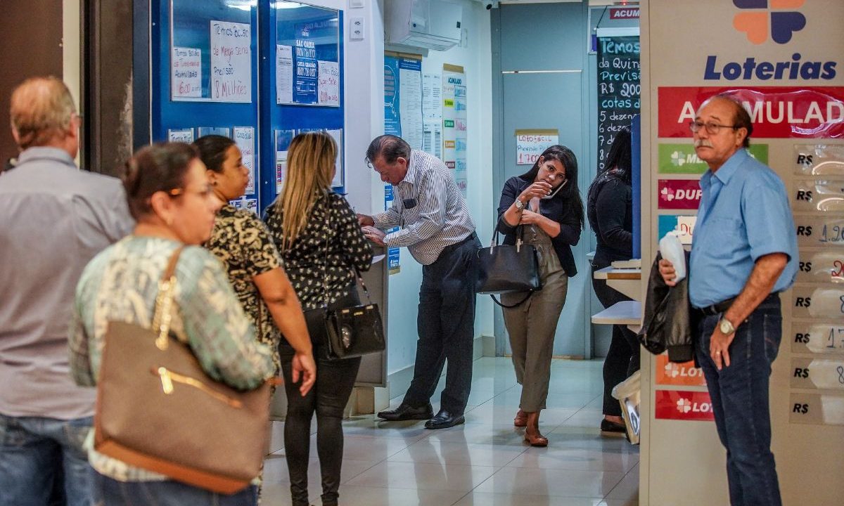 Pessoas nas loterias comprando bilhetes da Loteria Federal 6071.