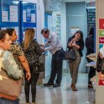 Pessoas nas loterias comprando bilhetes da Loteria Federal 6071.