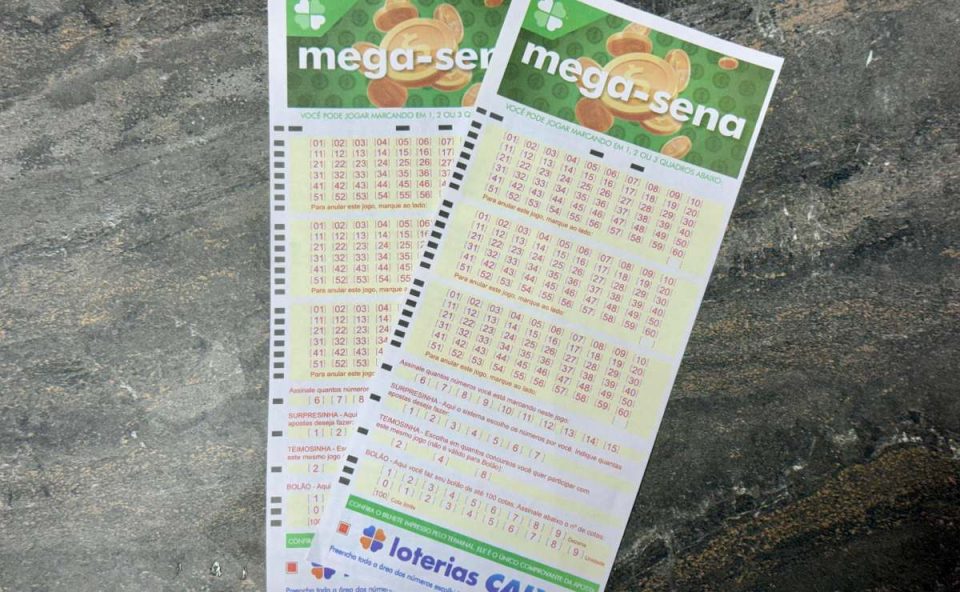 Volantes da Mega-Sena 3017 sobre mesa de mármore.