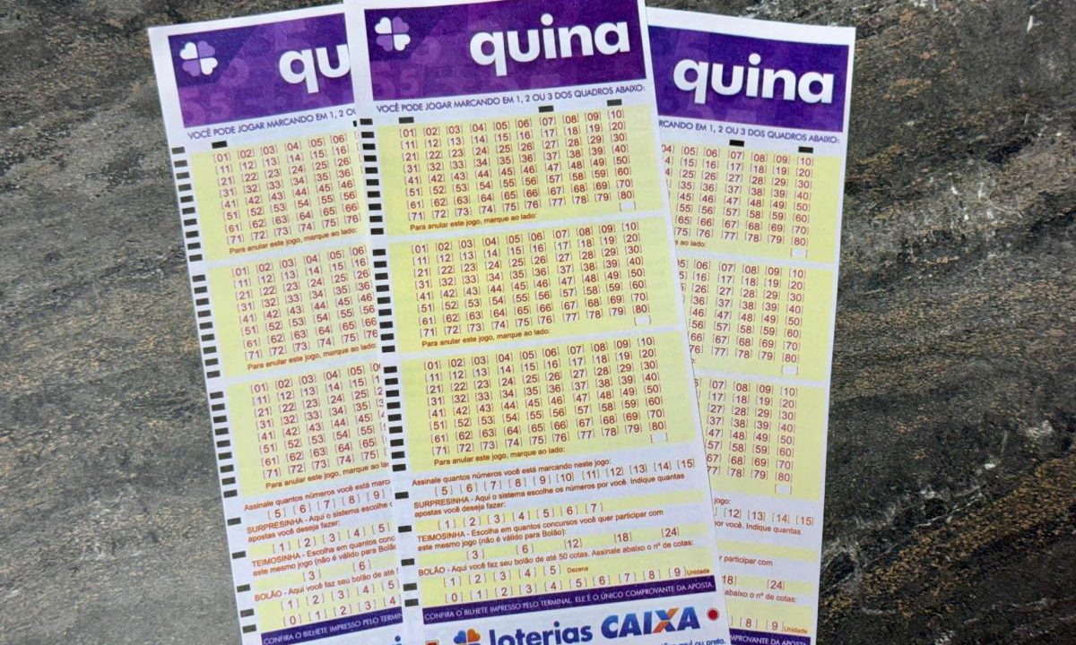 Volantes da Quina 7046 sobre mesa de mármore.