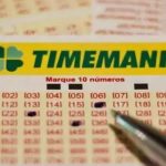 Caneta marcando dezenas em volante da Timemania 2401.