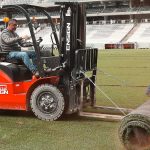 Gramado sintético da Arena do Athletico é retirado por profissionais