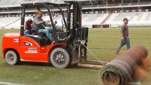 Gramado sintético da Arena do Athletico é retirado por profissionais