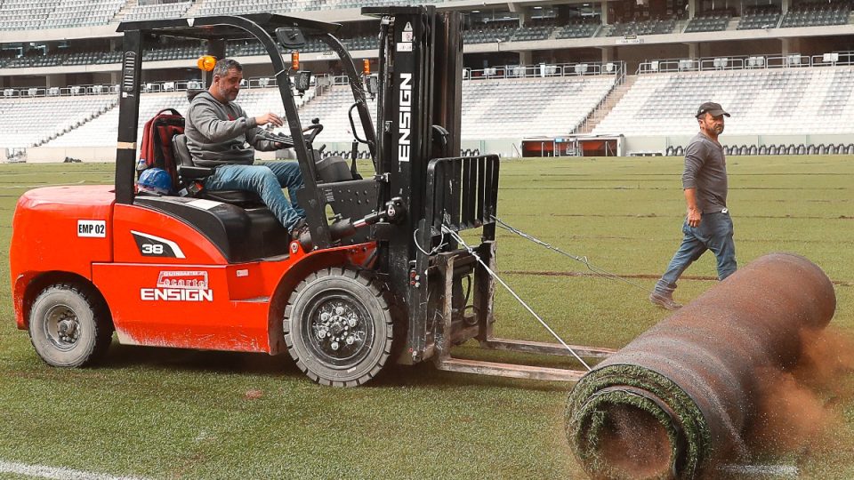 Gramado sintético da Arena do Athletico é retirado por profissionais