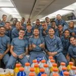 Jogadores brasileiros convocados para a Copa do Mundo posam para foto dentro do avião, antes de sair do Brasil