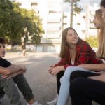 Foto de jovens conversando. Imagem ilustrativa para matéria: Aesthetic, Boomer e Aff, veyr: saiba o que significa cada gíria no "dicionário" da nova geração