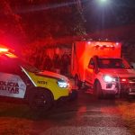 Foto registrada à noite mostra várias viaturas da Polícia Militar em uma rua sem saída, além da viatura da Polícia Científica, onde suspeito morreu em confronto no bairro Alto da XV, em Curitiba