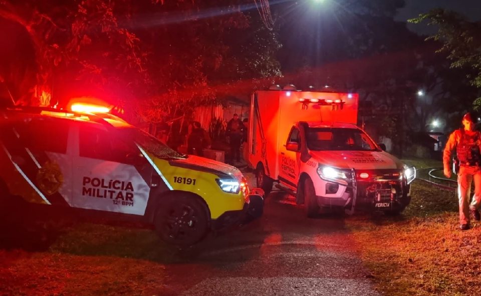 Foto registrada à noite mostra várias viaturas da Polícia Militar em uma rua sem saída, além da viatura da Polícia Científica, onde suspeito morreu em confronto no bairro Alto da XV, em Curitiba