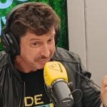 Técnico Tcheco, do Paraná Clube, com fone de ouvido e o microfone da banda b na sua frente