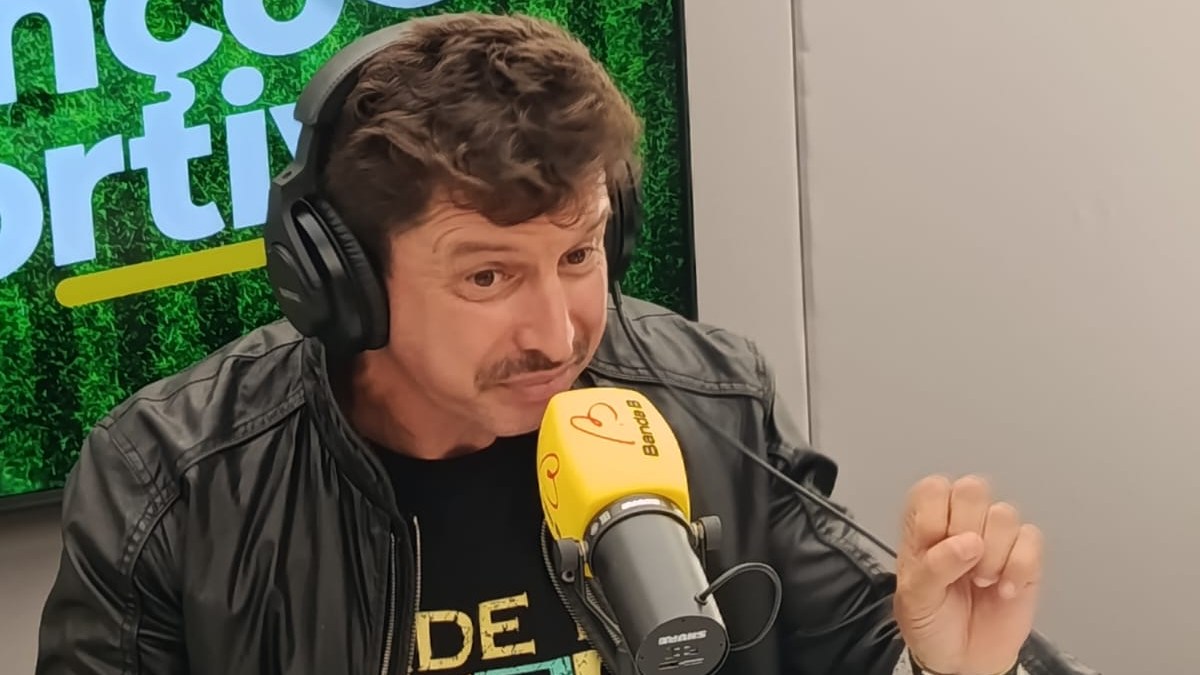 Técnico Tcheco, do Paraná Clube, com fone de ouvido e o microfone da banda b na sua frente