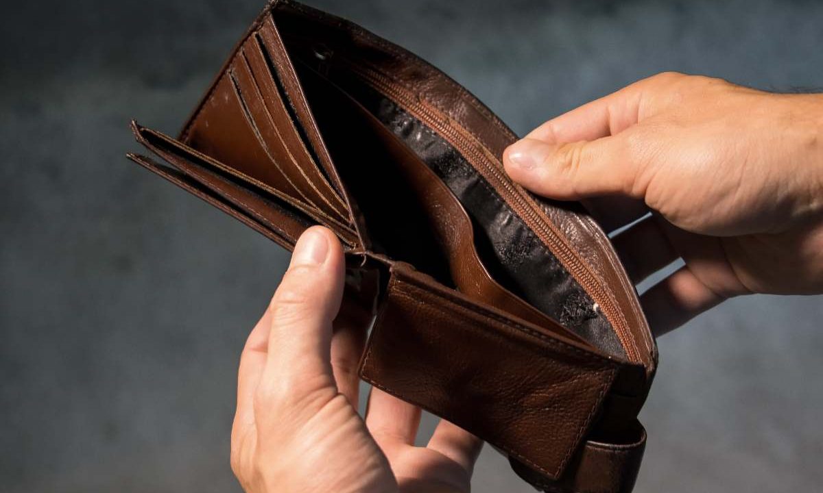 Imagem mostra uma carteira vazia. Ilustração para matéria: Hoje é o primeiro dia do ano em que o seu salário vai para o seu bolso; os últimos cinco meses foram trabalhados para o governo