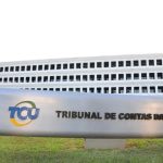 TCU aprova com ressalvas as contas do governo federal referentes a 2025. A imagem mostra a fachada do TCU.