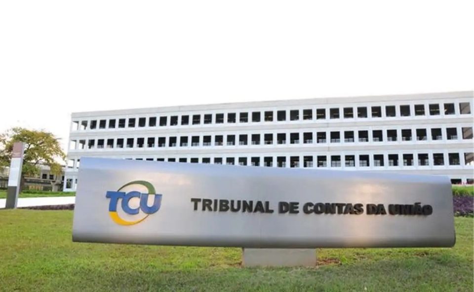 TCU aprova com ressalvas as contas do governo federal referentes a 2025. A imagem mostra a fachada do TCU.
