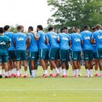 Trote dos jogadores da seleção brasileira em Carlo Ancelotti, antes de treino