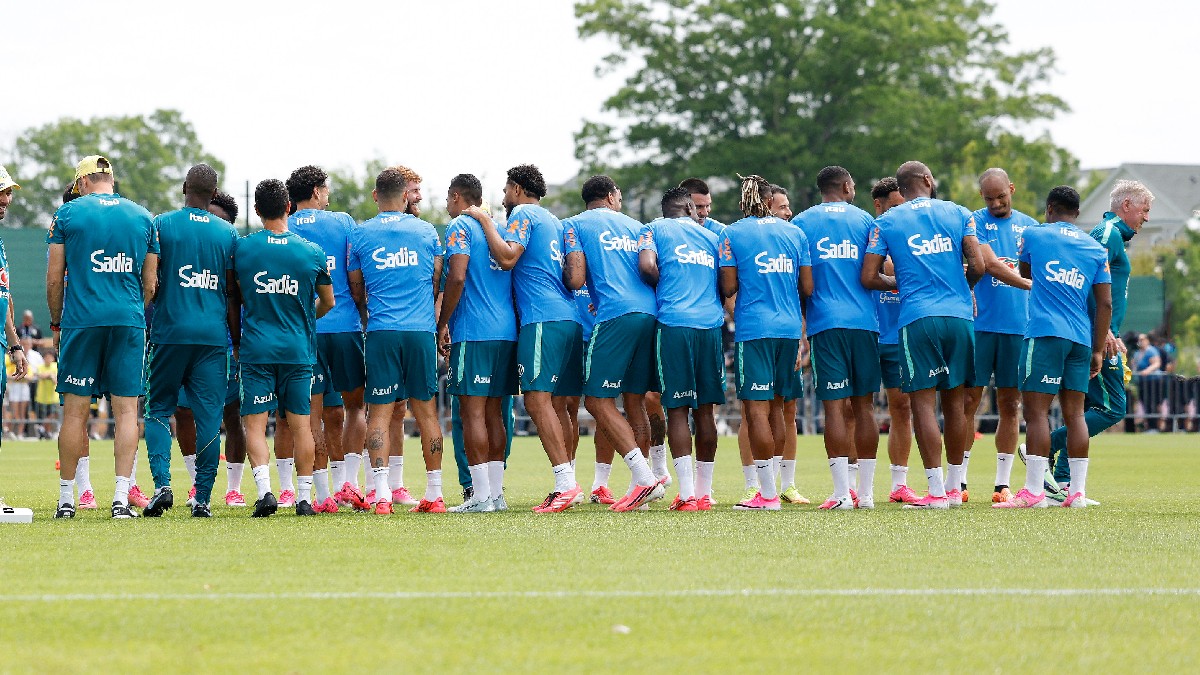 Trote dos jogadores da seleção brasileira em Carlo Ancelotti, antes de treino