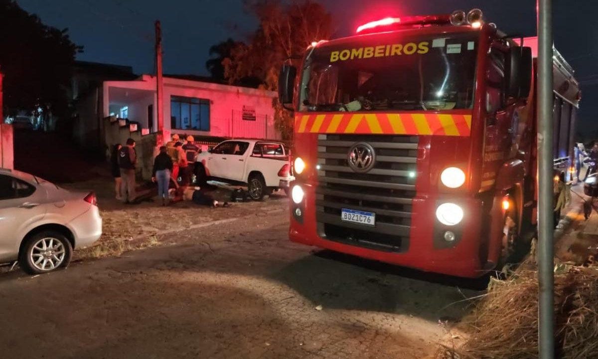 Corpo de Bombeiros em local onde tutor foi atacado por pitbull