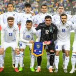 Jogadores da seleção do Uzbequistão posam para foto oficial antes de uma partida internacional. A equipe disputará sua primeira Copa do Mundo em 2026.