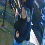 na imagem, frame de um vídeo que mostra os dois policiais juntos antes de briga terminar com capitão baleado em curitiba
