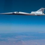Foto de voo da aeronave X-59, nos céus, ao romper a velocidade do som.
