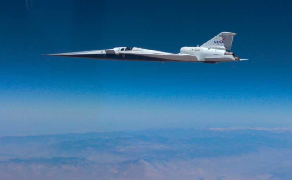 Foto de voo da aeronave X-59, nos céus, ao romper a velocidade do som.